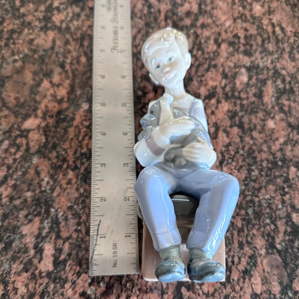 NAO by Lladro 6296 A Friend in Need 1987